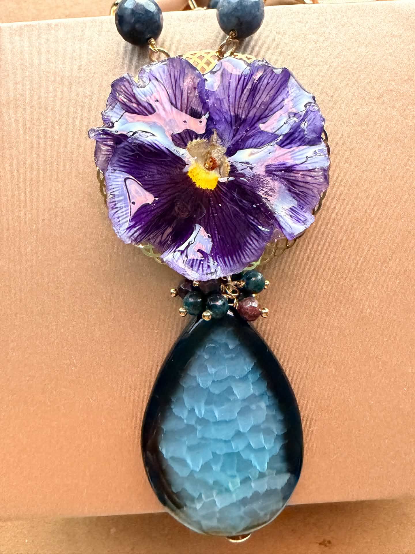 Collar Largo con Flor de Pensamiento y Piedras Naturales 1