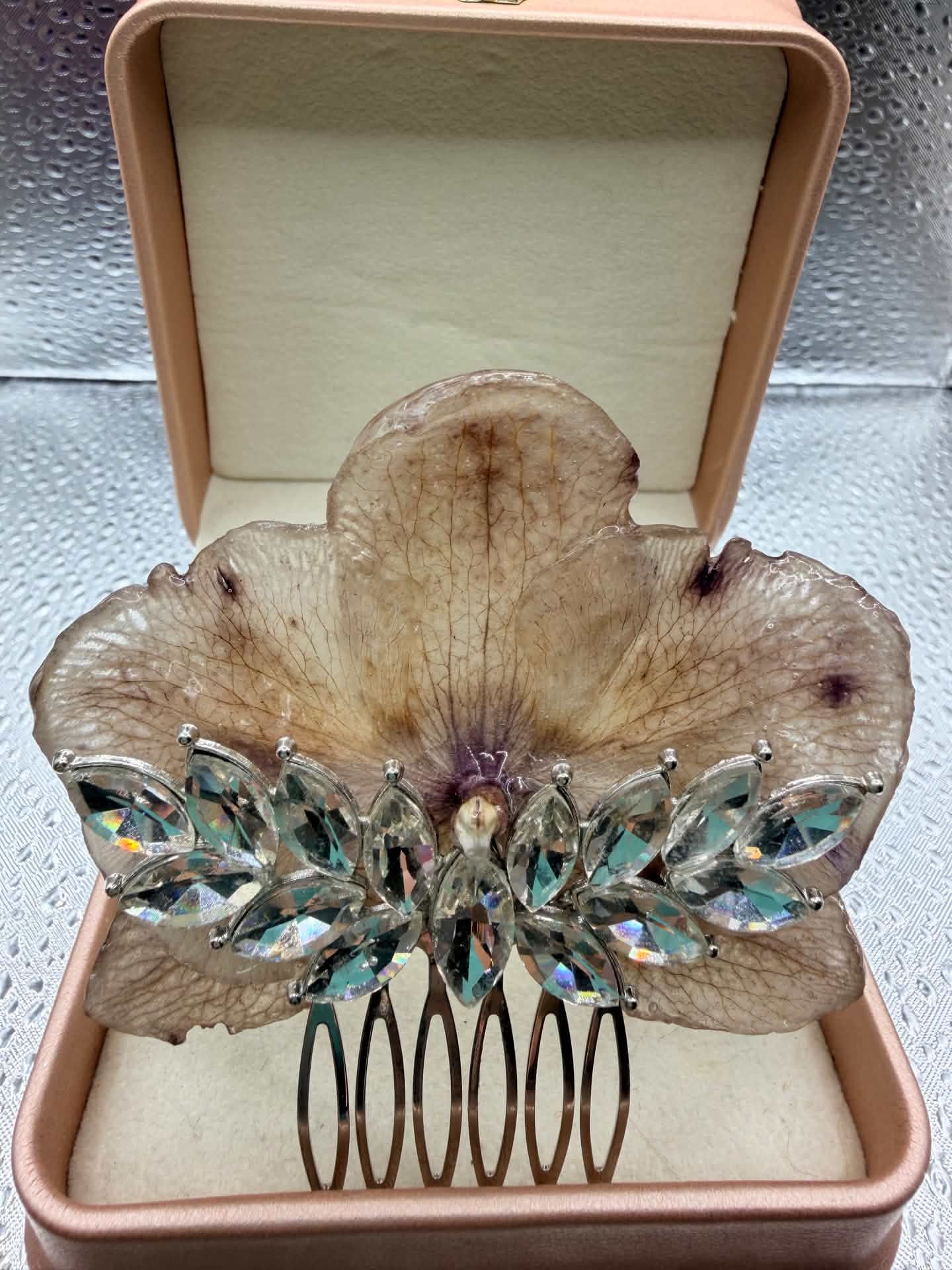 Peineta elegante de orquídea con cristales 1
