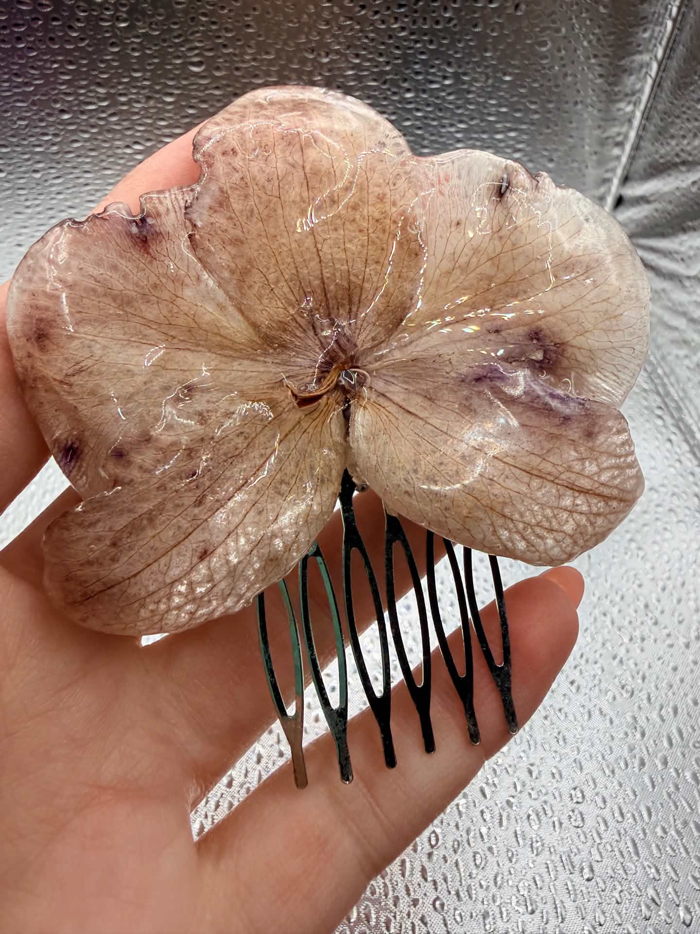Peineta elegante de orquídea con cristales 2