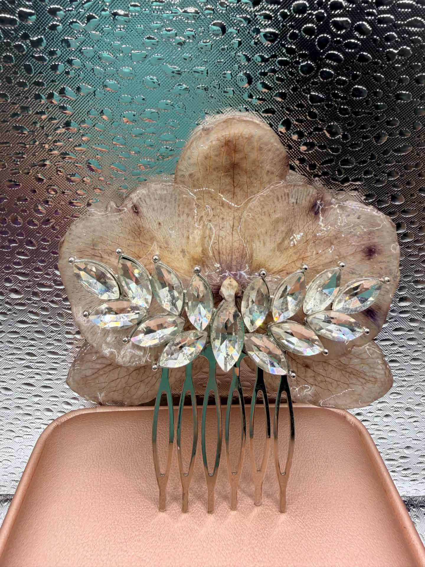 Peineta elegante de orquídea con cristales 3